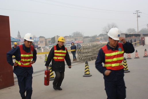 安慶港華燃?xì)饽MCNG加氣站燃?xì)庑孤?，開(kāi)展應(yīng)急演練