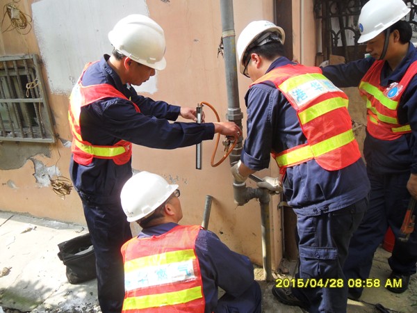 安慶港華開展燃?xì)鈽菞澒艿佬孤┭菥?>                            <div   id="iu3nks2p33i"   class="con">
                                <span id="iu3nks2p33i"    class="title">安慶港華開展燃?xì)鈽菞澒艿佬孤┭菥?/span>
                                <p class="des">
	4月28日，為提高公司員工及用氣居民安全意識，營造人人關(guān)注安全的良好安全氛圍，安慶港華積極開展燃?xì)鈽菞澒艿佬孤?yīng)急搶險(xiǎn)演練。 


	上午8時(shí)45分演練在長鑫花園小區(qū)正式開始，一輛汽車因駕駛不慎，撞擊了小區(qū)6號樓的戶外燃?xì)庖牍?，致使燃?xì)庑孤?，隨時(shí)會(huì)引起火災(zāi)或爆炸的發(fā)生。安慶港華應(yīng)急小組在接到“報(bào)警”后，14名工作人員快速趕赴現(xiàn)場進(jìn)行險(xiǎn)情處置。探測泄漏點(diǎn)天然氣濃度，關(guān)閉閥門，在險(xiǎn)情得到...</p>
                            </div>
                            <div   id="iu3nks2p33i"   class="time">
                                <span id="iu3nks2p33i"    class="day">04</span>
                                <span id="iu3nks2p33i"    class="year-month">2015-05</span>
                            </div>
                        </a>
                    </li>
                                    </ul>
                <div   id="iu3nks2p33i"   class="pagination">
                <a href=?pid=2&page=1 title=第1頁>1</a><a>...</a><a href=?pid=2&page=113 title=第113頁>113</a><a title=第114頁 class=