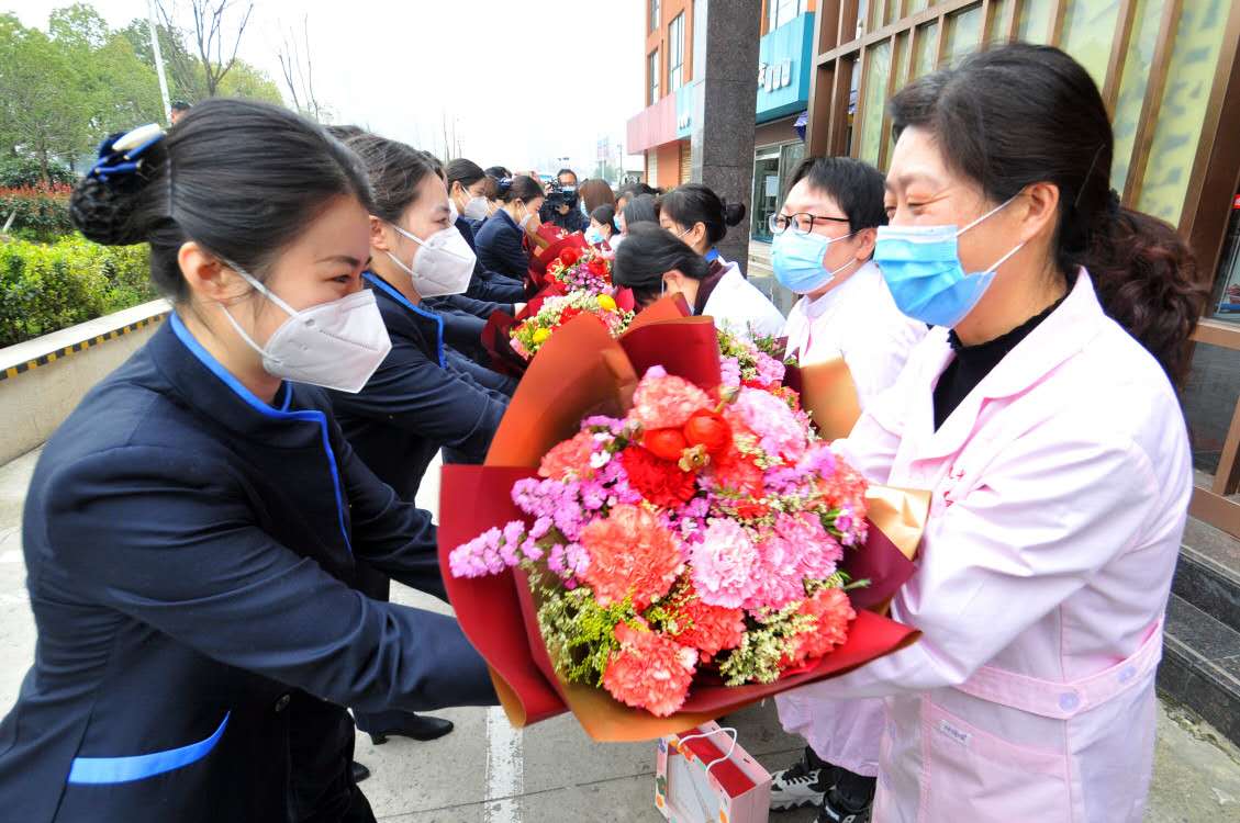 點(diǎn)贊“白衣勇士” 港華女工致敬“臨時媽媽”