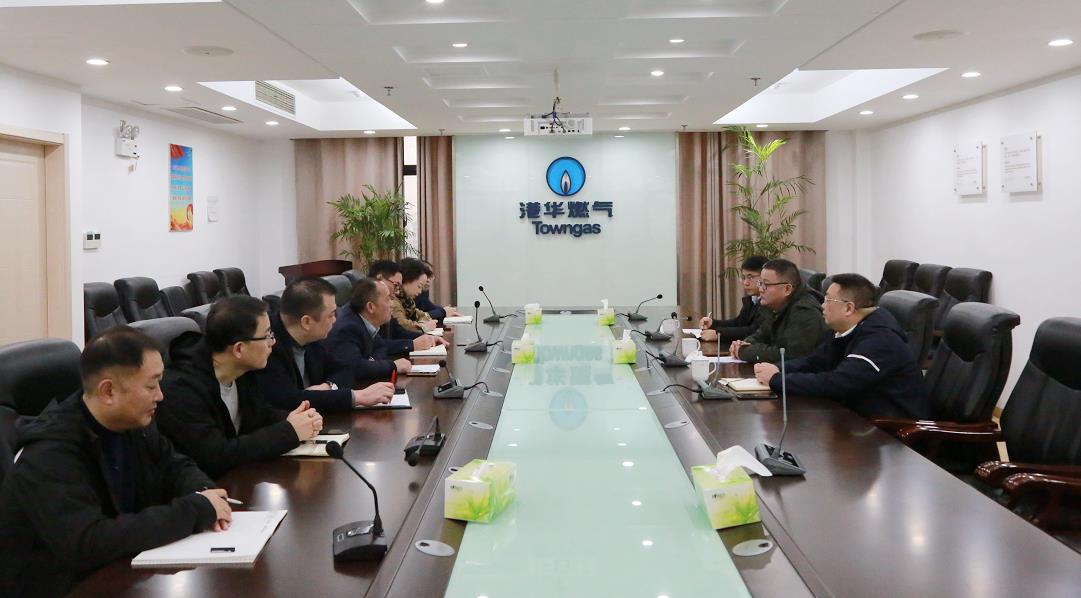 市城管局領(lǐng)導(dǎo)至安慶港華調(diào)研指導(dǎo)燃?xì)獍踩ぷ?>                            <div   id="iu3nks2p33i"   class="con">
                                <span id="iu3nks2p33i"    class="title">市城管局領(lǐng)導(dǎo)至安慶港華調(diào)研指導(dǎo)燃?xì)獍踩ぷ?/span>
                                <p class="des">
	　　12月8日上午，市城市管理局黨組書記、局長華明，黨組成員、副局長張賢惜率相關(guān)科室負(fù)責(zé)同志至安慶港華燃?xì)猓{(diào)研指導(dǎo)城市燃?xì)獍踩９┕ぷ?。安慶港華燃?xì)恻h委書記、董事長程志求及公司管理層陪同調(diào)研。


	　　調(diào)研中，華局長一行認(rèn)真聽取了安慶港華燃?xì)怅P(guān)于城區(qū)及周邊鄉(xiāng)鎮(zhèn)冬季燃?xì)獍踩?yīng)保障工作的匯報，詳細(xì)問詢了城市燃?xì)庀乱浑A段安全服務(wù)提升的有關(guān)工作安排。華局長指出，天然氣安全穩(wěn)定供應(yīng)事關(guān)百姓...</p>
                            </div>
                            <div   id="iu3nks2p33i"   class="time">
                                <span id="iu3nks2p33i"    class="day">08</span>
                                <span id="iu3nks2p33i"    class="year-month">2022-12</span>
                            </div>
                        </a>
                    </li>
                                        <li>
                        <a href="show.php?Id=2098" target="_blank">
                                                        <div   id="iu3nks2p33i"   class="con">
                                <span id="iu3nks2p33i"    class="title">安慶港華召開保密工作專題培訓(xùn)會</span>
                                <p class="des">
	　　為進(jìn)一步加強(qiáng)公司保密工作，增強(qiáng)員工保密意識，規(guī)范保密工作，11月24日下午，安慶港華開展保密工作專題培訓(xùn)會，公司黨政班子成員、部門管理人員及關(guān)鍵崗位人員共計70余人參加。


	　　培訓(xùn)邀請了市委辦公室保密管理科王象琨科長做專題授課。王科長通過分析實際案例和保密安全工作宣教片的方式以案說法，詳細(xì)講解保密工作相關(guān)的基本法規(guī)、涉密載體、涉密隱患和保密工作管理制度等方面的知識，重點講解了...</p>
                            </div>
                            <div   id="iu3nks2p33i"   class="time">
                                <span id="iu3nks2p33i"    class="day">25</span>
                                <span id="iu3nks2p33i"    class="year-month">2022-11</span>
                            </div>
                        </a>
                    </li>
                                        <li>
                        <a href="show.php?Id=2132" target="_blank">
                                                        <div   id="iu3nks2p33i"   class="con">
                                <span id="iu3nks2p33i"    class="title">安慶港華聯(lián)合海軍安慶醫(yī)院開展義診活動</span>
                                <p class="des">
	　　為深入貫徹落實黨的二十大精神，11月18日下午，安慶港華聯(lián)合海軍安慶醫(yī)院開展“踐行二十大，海醫(yī)科普惠民入港華”義診活動，公司黨委委員、副總經(jīng)理裴曉斌，黨委委員、紀(jì)委書記方曉紅，黨委委員、董事會秘書江晨昊及60名黨員職工代表參加活動。


	　　義診現(xiàn)場，海軍安慶醫(yī)院心血管內(nèi)科冷利華主任、消化內(nèi)科梁丁保主任、兒科王先鋒主任等多位專家分別進(jìn)行了《急性心肌梗死的識別與正確自救》、《根除幽...</p>
                            </div>
                            <div   id="iu3nks2p33i"   class="time">
                                <span id="iu3nks2p33i"    class="day">22</span>
                                <span id="iu3nks2p33i"    class="year-month">2022-11</span>
                            </div>
                        </a>
                    </li>
                                        <li>
                        <a href="show.php?Id=2089" target="_blank">
                                                        <div   id="iu3nks2p33i"   class="con">
                                <span id="iu3nks2p33i"    class="title">拒絕家暴共護(hù)皖家|安慶港華開展“反家暴”宣傳活動</span>
                                <p class="des">
	


	　　為深入學(xué)習(xí)貫徹落實黨的二十大精神，倡導(dǎo)構(gòu)建文明和諧家庭，預(yù)防家庭暴力，11月16日，安慶港華開展了以“拒絕家暴共護(hù)皖家”為主題的知識培訓(xùn)，來自各個部門近30名員工代表參加。


	　　活動中，內(nèi)訓(xùn)師帶領(lǐng)員工一起學(xué)習(xí)了2022年11月1日起正式實施的《安徽省實施(中華人民共和國反家庭暴力法)辦法》及《民法典》中關(guān)于家庭暴力的相關(guān)內(nèi)容，宣傳講解了反家庭暴力背景、什么是家庭...</p>
                            </div>
                            <div   id="iu3nks2p33i"   class="time">
                                <span id="iu3nks2p33i"    class="day">18</span>
                                <span id="iu3nks2p33i"    class="year-month">2022-11</span>
                            </div>
                        </a>
                    </li>
                                        <li>
                        <a href="show.php?Id=2085" target="_blank">
                                                        <div   id="iu3nks2p33i"   class="con">
                                <span id="iu3nks2p33i"    class="title">安慶港華參加市營商環(huán)境水氣指標(biāo)培訓(xùn)會 分享交流經(jīng)驗</span>
                                <p class="des">
	　　日前，為一步改善提升安慶市“獲得用水用氣”指標(biāo)整體質(zhì)量，市城管局組織召開營商環(huán)境水氣指標(biāo)培訓(xùn)會 ，各縣(市)營商環(huán)境牽頭部門分管負(fù)責(zé)人和具體經(jīng)辦人員、縣市供水、供氣企業(yè)相關(guān)人員參會，安慶港華作供氣專題課件授課，并作經(jīng)驗交流發(fā)言。


	　　會上通報了安慶市三季度為企優(yōu)環(huán)境評議結(jié)果以及四季度和年度營商環(huán)境工作提升方向，并由安慶港華圍繞營商環(huán)境概念、獲得用氣指標(biāo)考核體系、各縣區(qū)獲得用氣...</p>
                            </div>
                            <div   id="iu3nks2p33i"   class="time">
                                <span id="iu3nks2p33i"    class="day">09</span>
                                <span id="iu3nks2p33i"    class="year-month">2022-11</span>
                            </div>
                        </a>
                    </li>
                                        <li>
                        <a href="show.php?Id=2083" target="_blank">
                                                        <div   id="iu3nks2p33i"   class="con">
                                <span id="iu3nks2p33i"    class="title">安慶港華職工梁偉群榮獲安徽省勞動模范榮譽(yù)稱號</span>
                                <p class="des">
	


	　　11月8日，自2022年安徽省勞動模范先進(jìn)工作者和先進(jìn)集體表彰大會傳來佳訊，安慶港華燃?xì)饴毠ち簜ト和颈皇谟琛鞍不帐趧幽７丁狈Q號。


	　　投身燃?xì)馐聵I(yè)30多年來，梁偉群一直堅守在生產(chǎn)第一線，默默為保障燃?xì)獍踩斉渥龀鲂燎谪暙I(xiàn)。作為場站資深技術(shù)骨干，他不僅能出色地完成燃?xì)庀嚓P(guān)電氣、儀表、機(jī)械設(shè)備的日常操作維護(hù)，還憑借扎實地多年基層實踐經(jīng)驗和長期堅持的刻苦鉆研，多次...</p>
                            </div>
                            <div   id="iu3nks2p33i"   class="time">
                                <span id="iu3nks2p33i"    class="day">09</span>
                                <span id="iu3nks2p33i"    class="year-month">2022-11</span>
                            </div>
                        </a>
                    </li>
                                    </ul>
                <div   id="iu3nks2p33i"   class="pagination">
                <a href=?pid=2&page=1 title=第1頁>1</a><a>...</a><a href=?pid=2&page=29 title=第29頁>29</a><a title=第30頁 class=